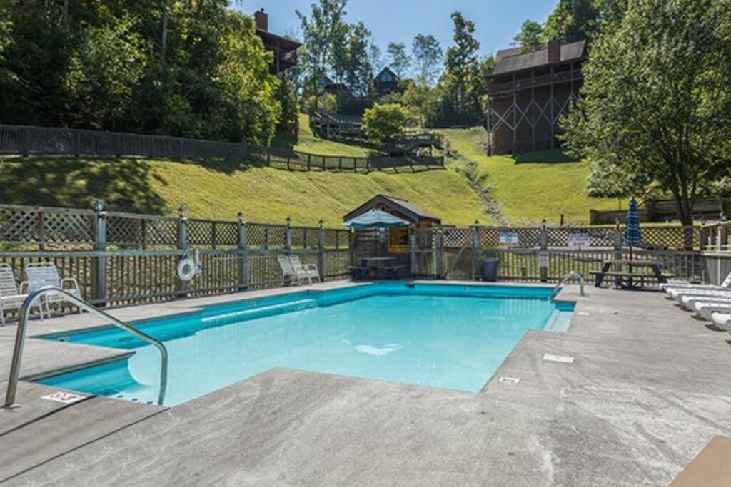 Serenity, A Rustic Log Cabin Retreat Sevierville Exterior photo